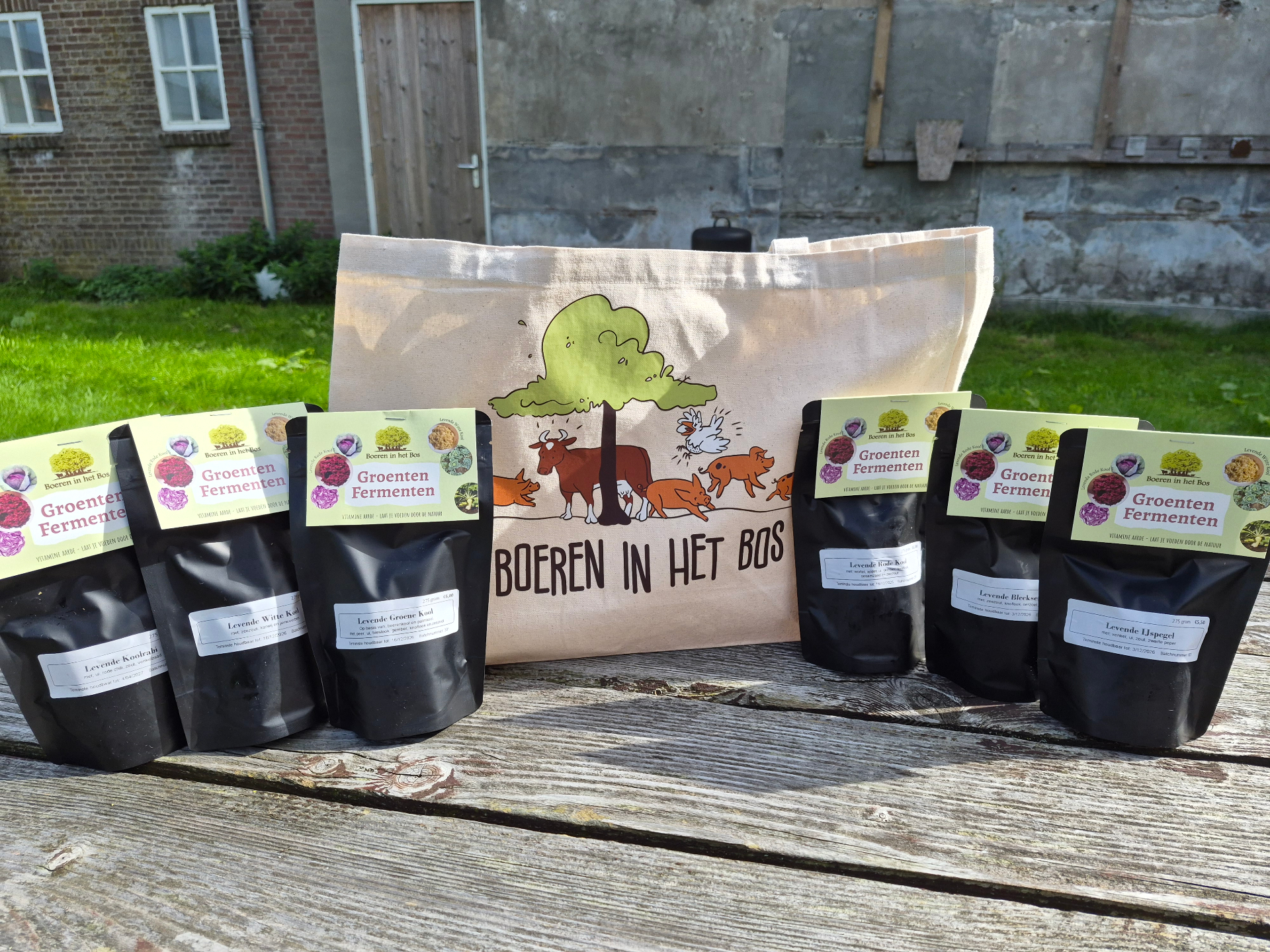 Zes zakjes levende fermenten van Boeren in het Bos bij een katoenen tas op het erf
