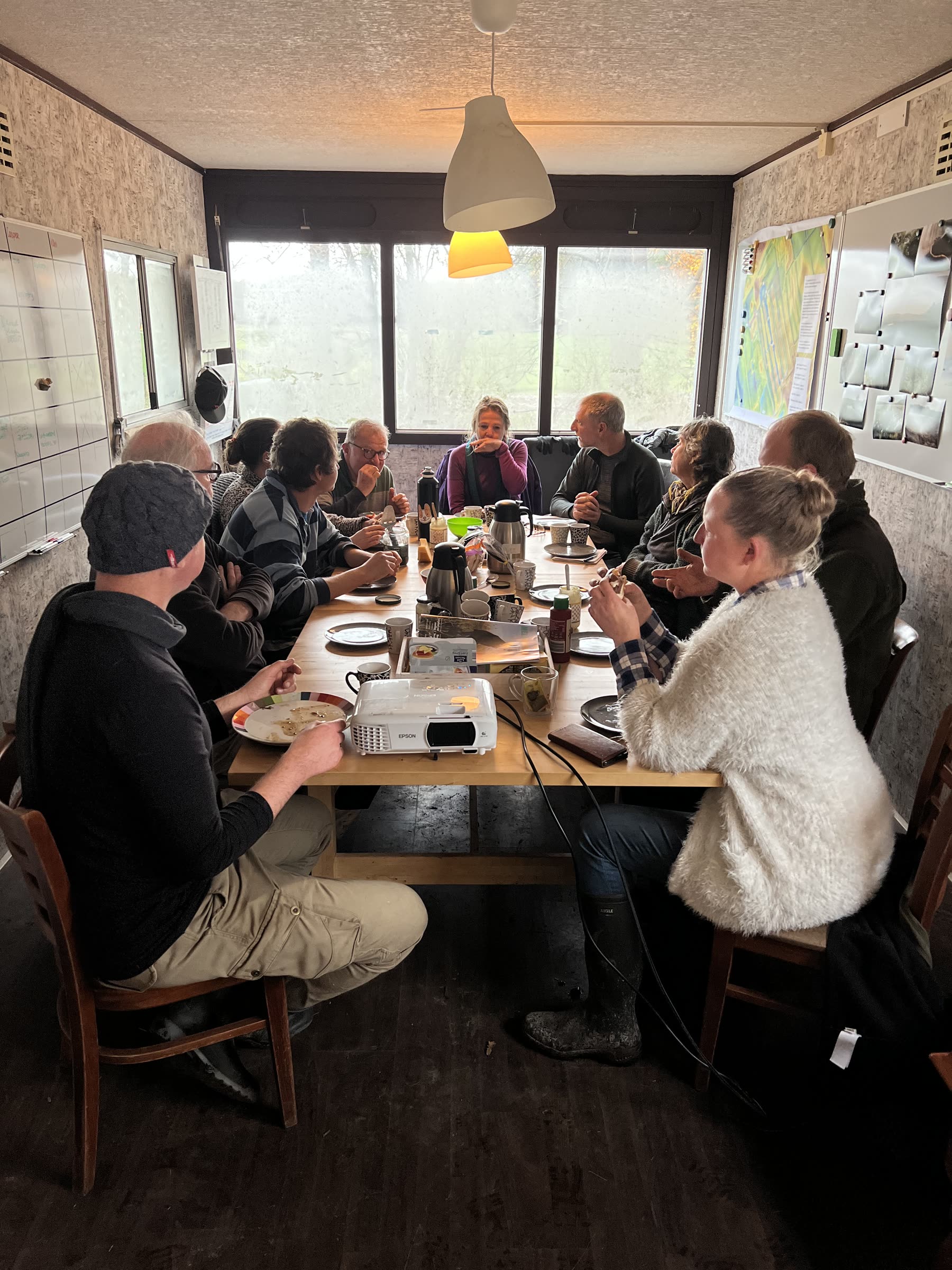 Cursusgroep samen aan tafel op de boerderij