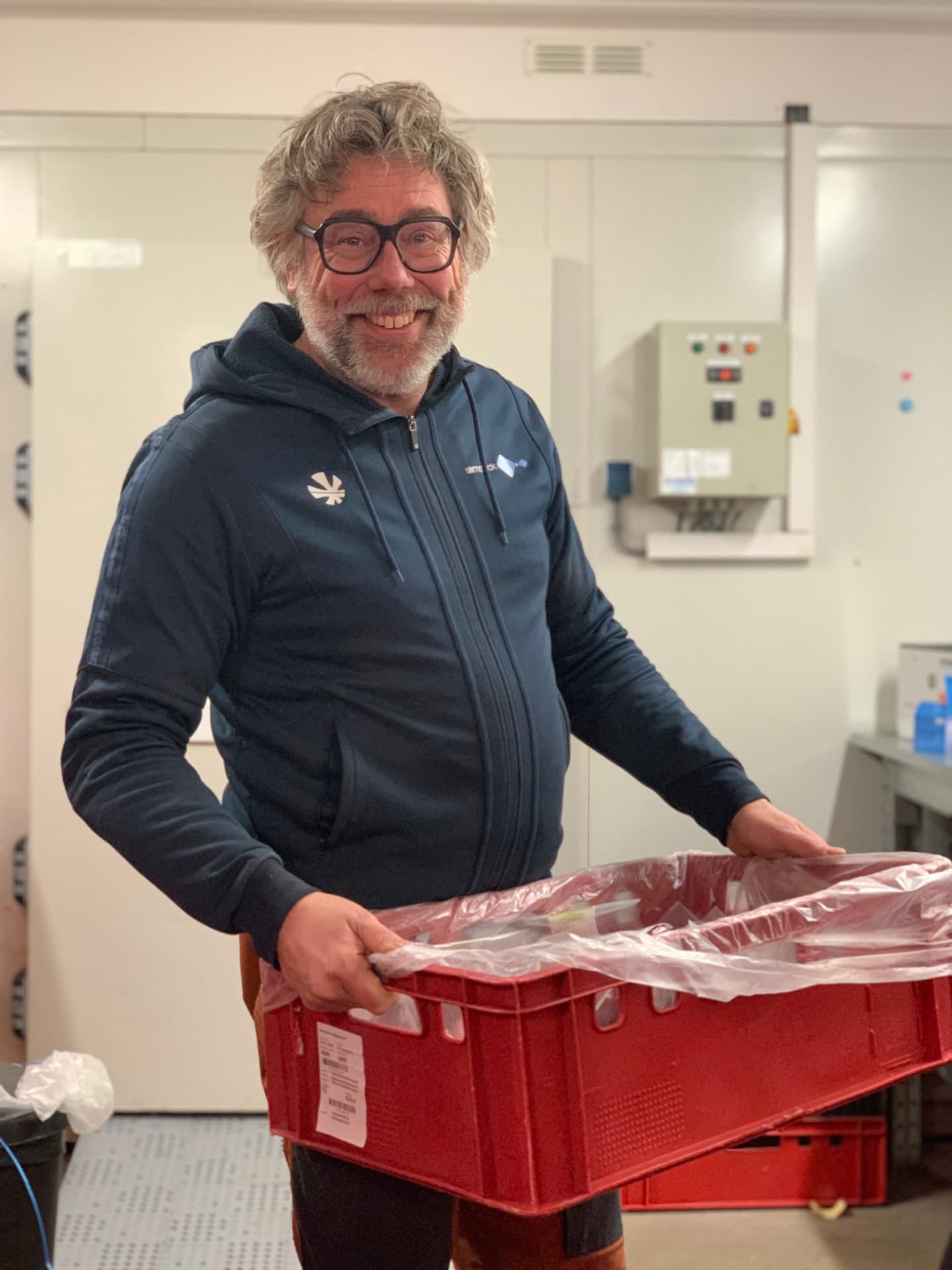 Bart pakt bestellingen in bij de vriezer
