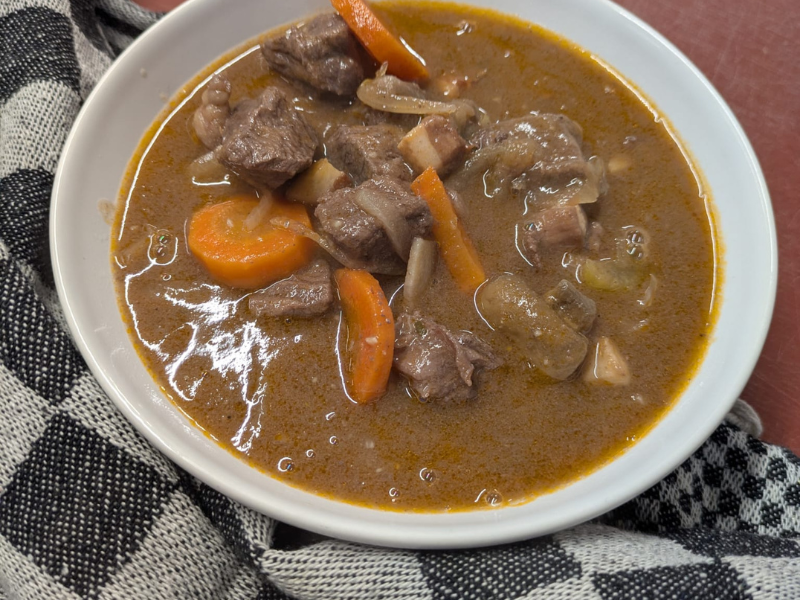 Stoofpot van natuurrund en bosvarken met wortel en ui, een gerecht uit onze keuken