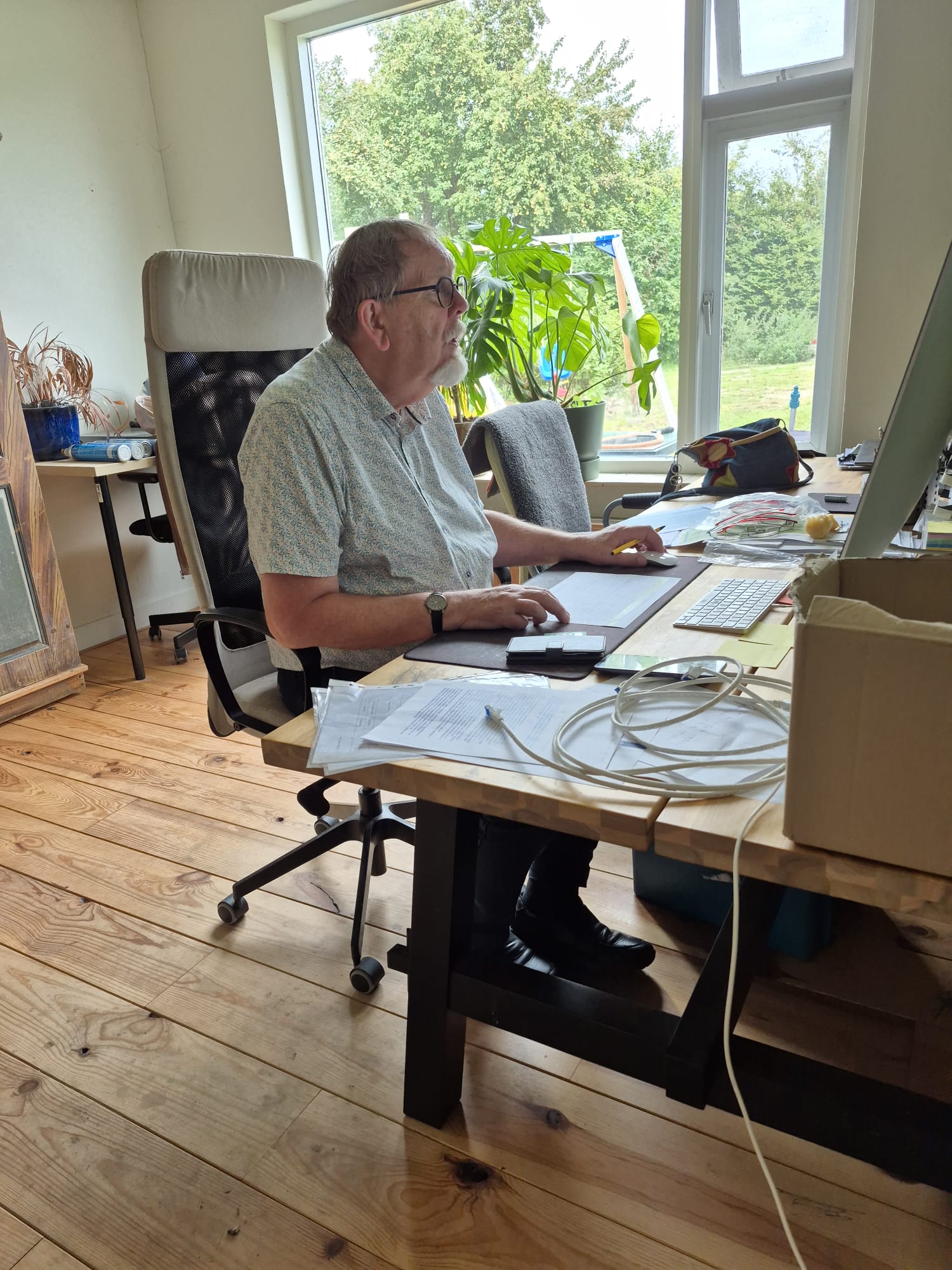 Jan Piet werkt aan de administratie op kantoor