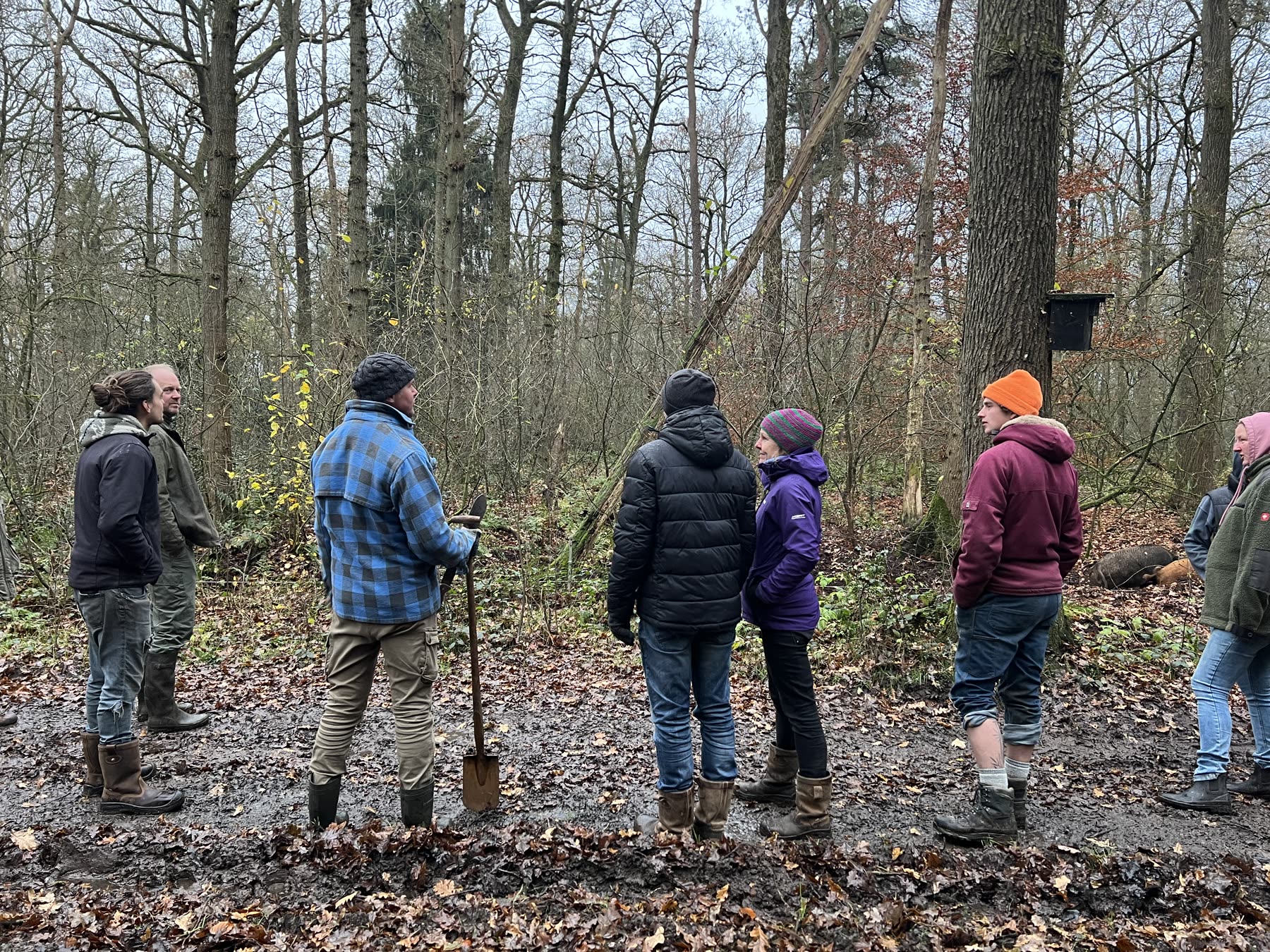 Groep tijdens een rondleiding door het bos
