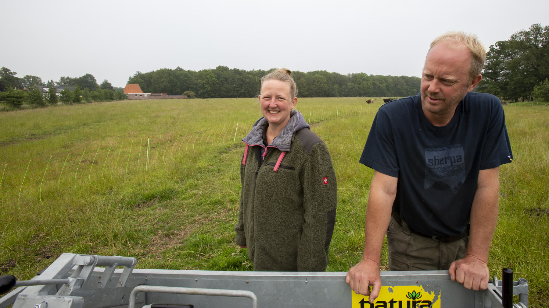 Richard en Mariska tussen de dieren in de wei