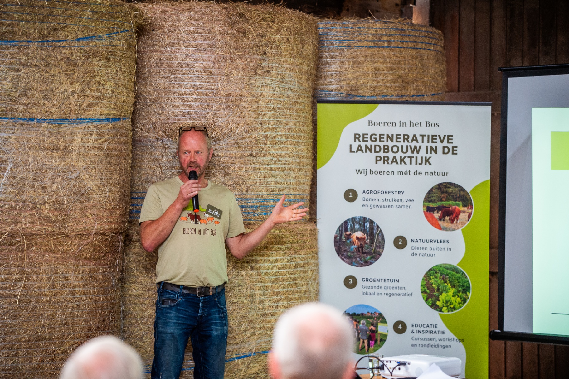 Richard vertelt over regeneratieve landbouw in de praktijk tijdens een presentatie in de hooischuur