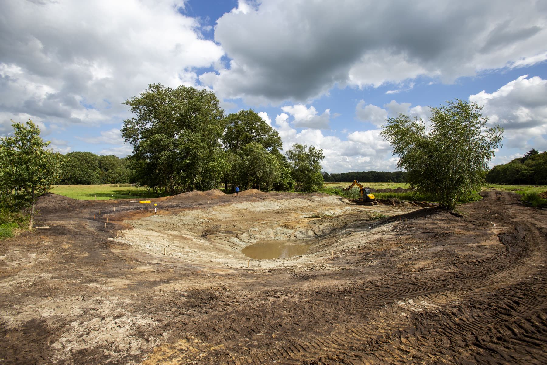 Graafwerk voor de natuurvijver op de plek van het oude mestbassin