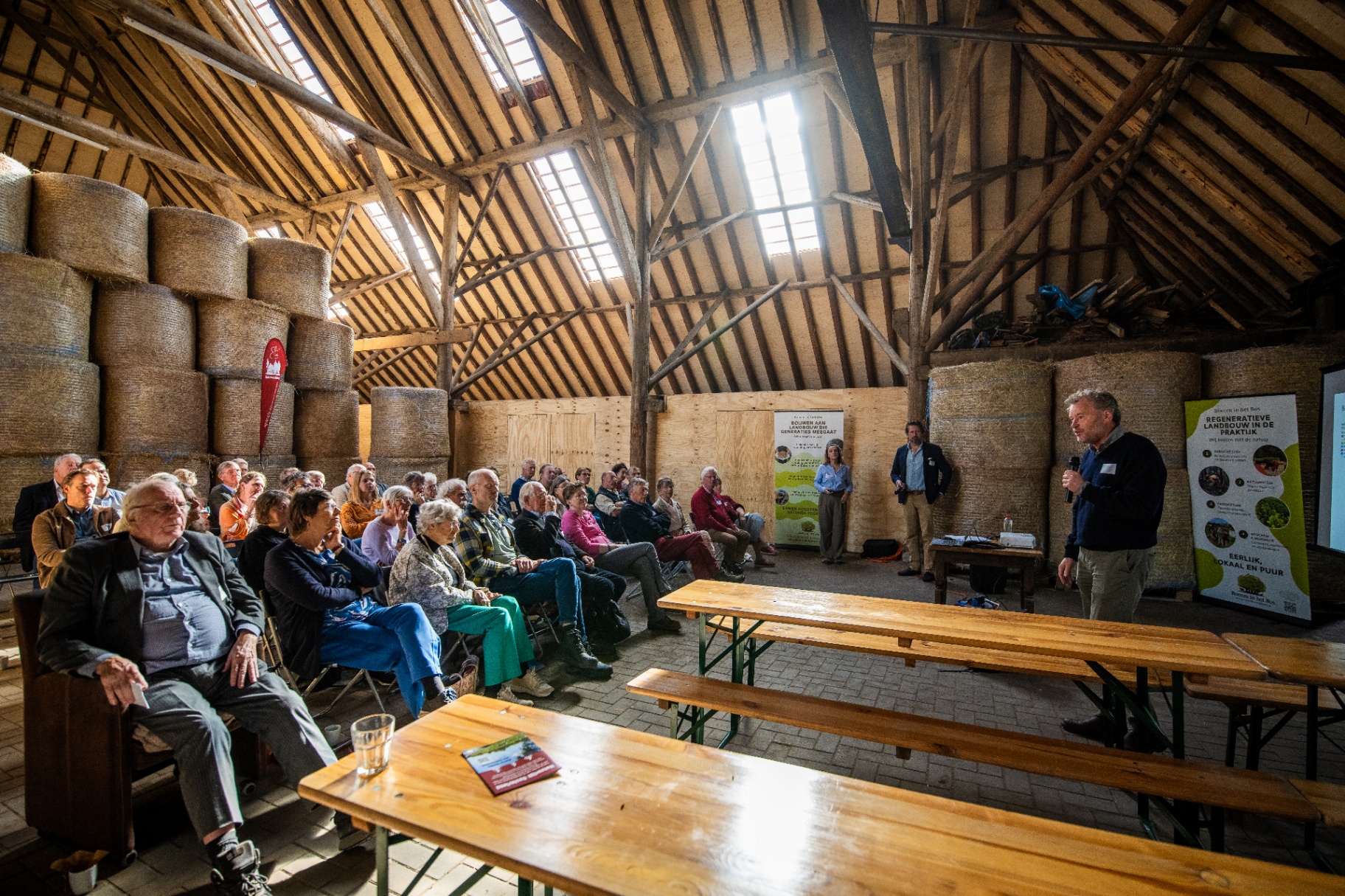 Lezing over natuurlijke landbouw in de hooischuur van Boeren in het Bos