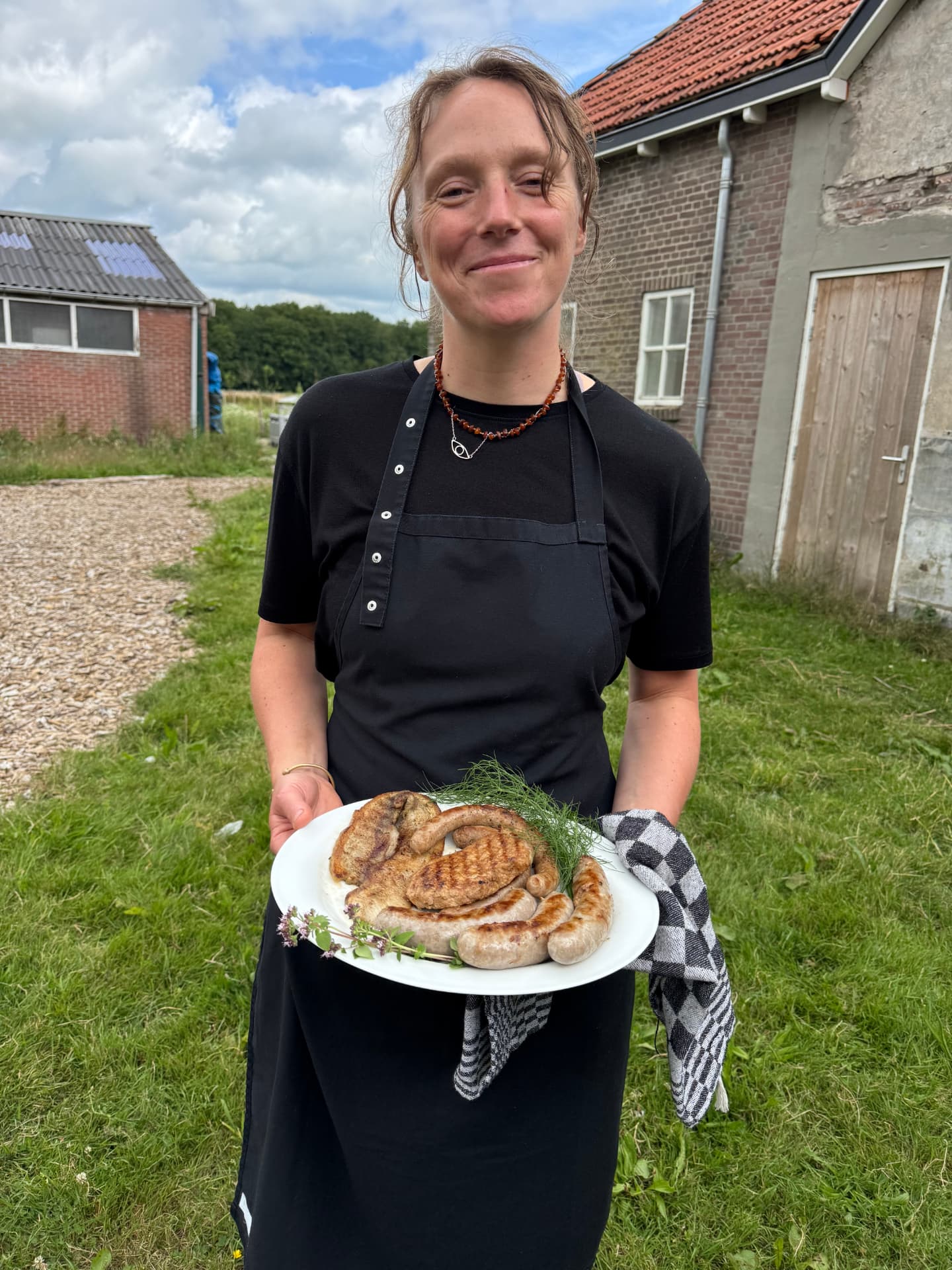 Chef en slager Janneke met een plank worstjes van eigen vlees