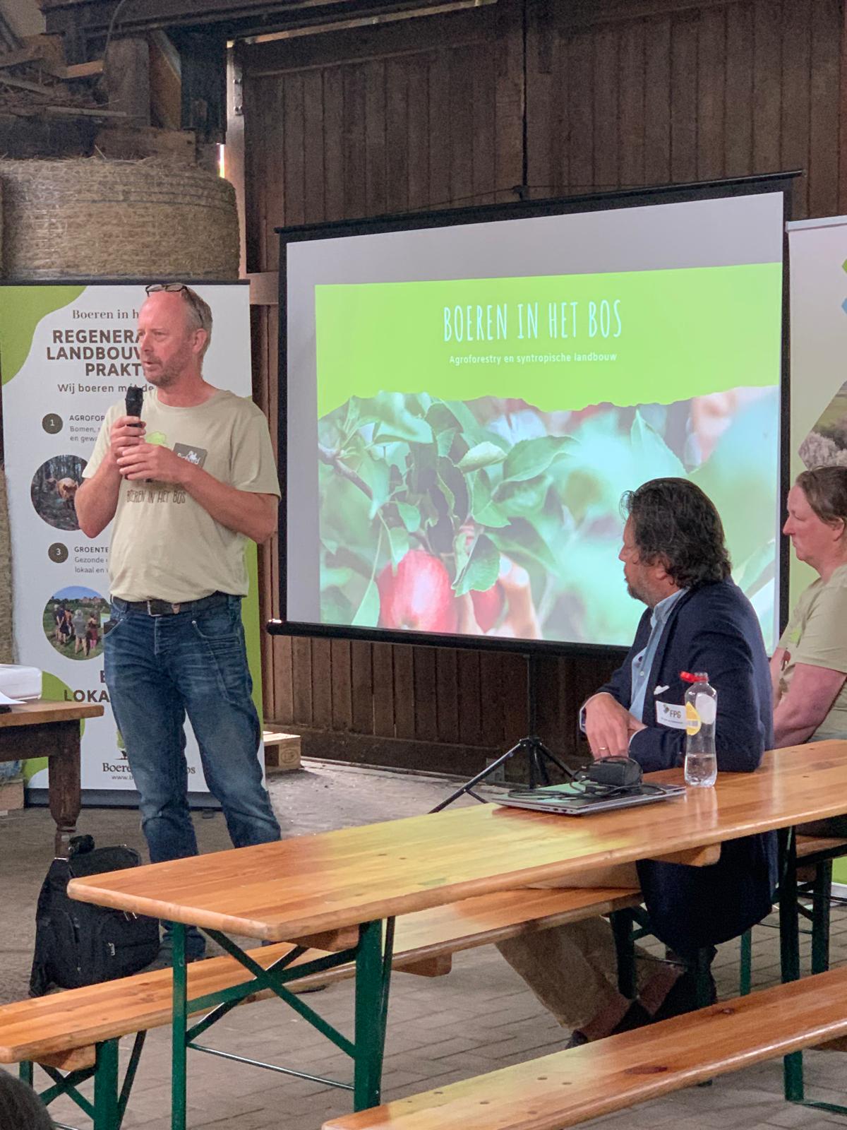 Richard geeft een cursus over agroforestry en syntropische landbouw in de hooischuur