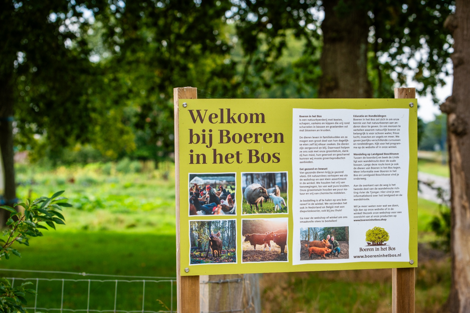 Welkomstbord van Boeren in het Bos bij het erf
