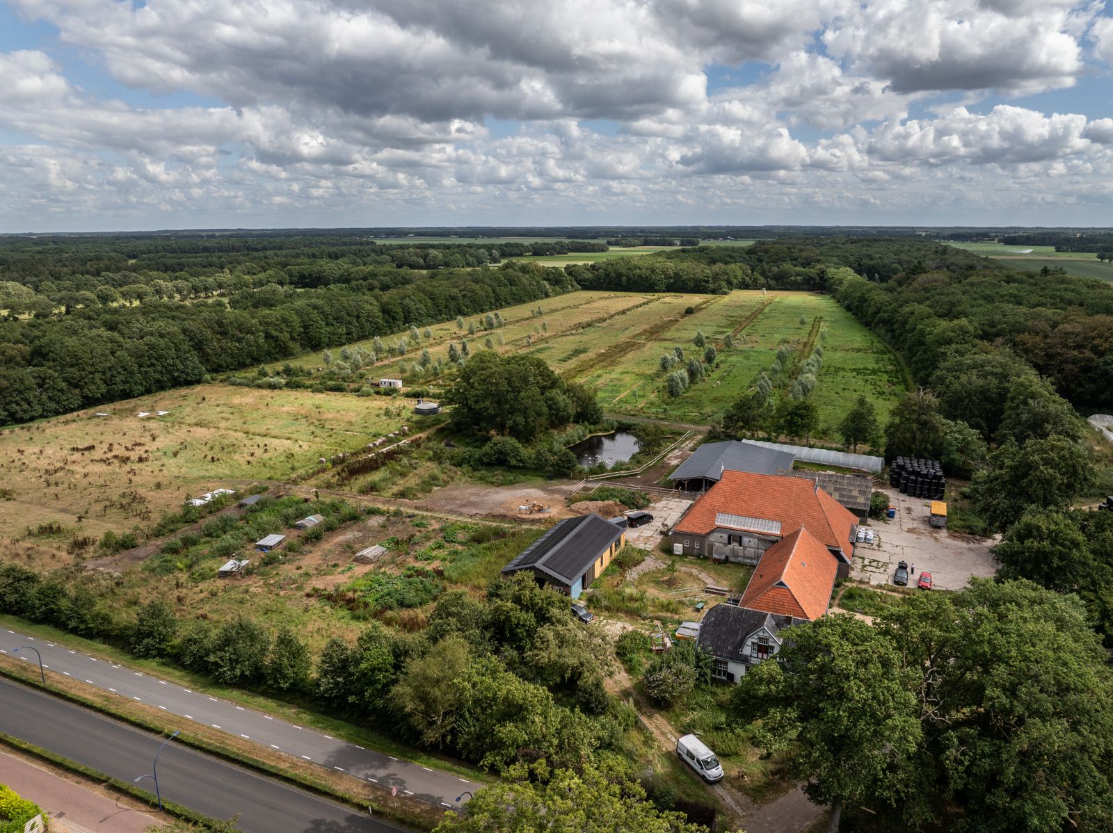 Het erf van het landgoed vanuit de lucht