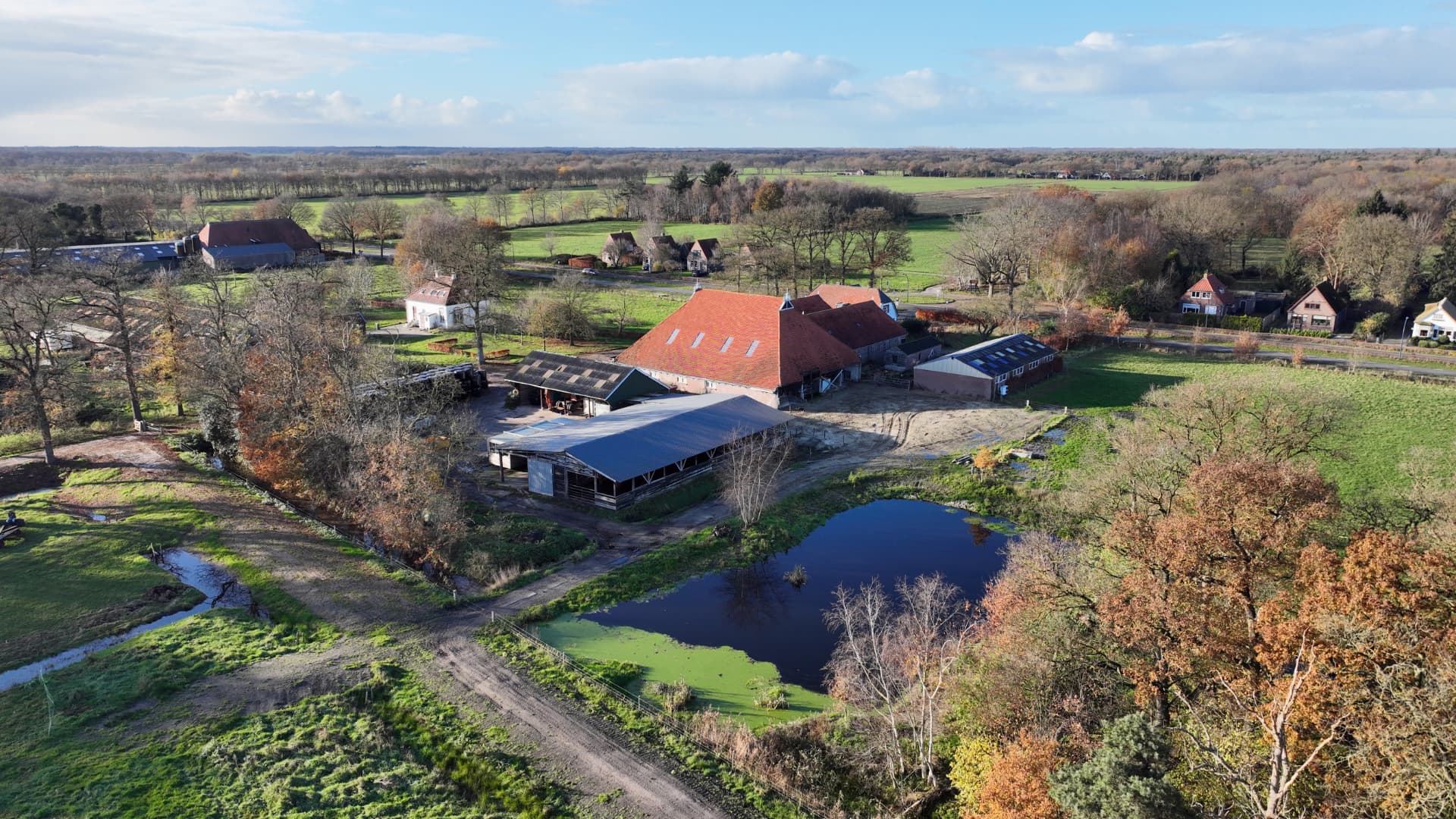 Het erf van de boerderij