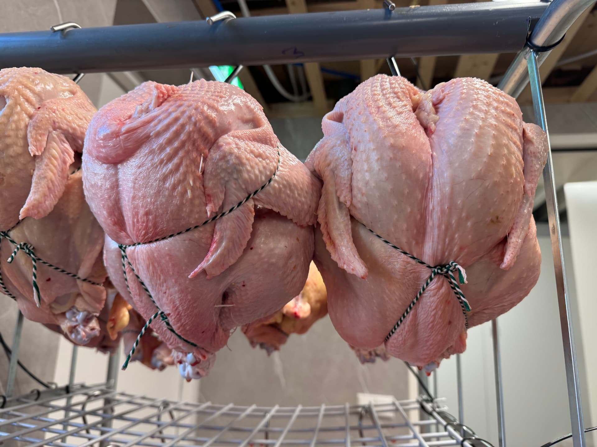 Vlees en producten uitgestald in de boerderijwinkel